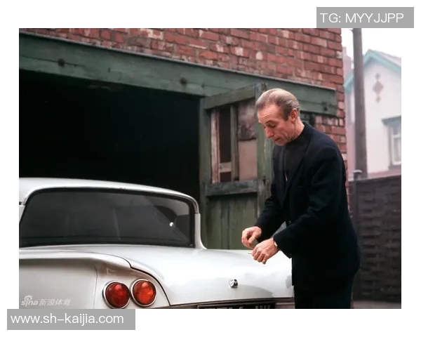 足球巨星最新动态曝光 粉丝热议球场内外的精彩瞬间